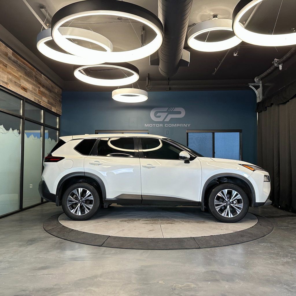 Used 2021 Nissan Rogue SV image 2