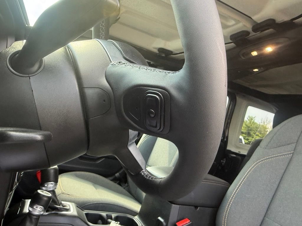 Used 2025 Jeep Wrangler Unlimited Sahara AWD/4WD image 16