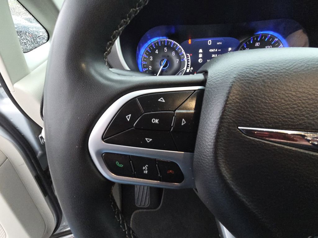 Used 2023 Chrysler Pacifica Touring-L image 18