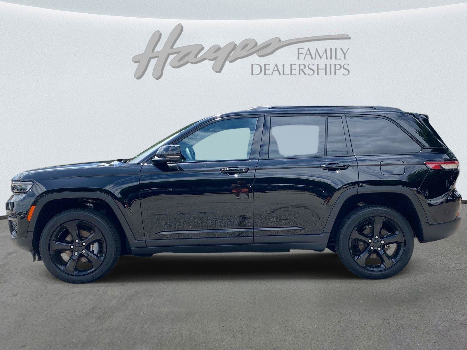Used 2024 Jeep Grand Cherokee Altitude AWD/4WD image 7