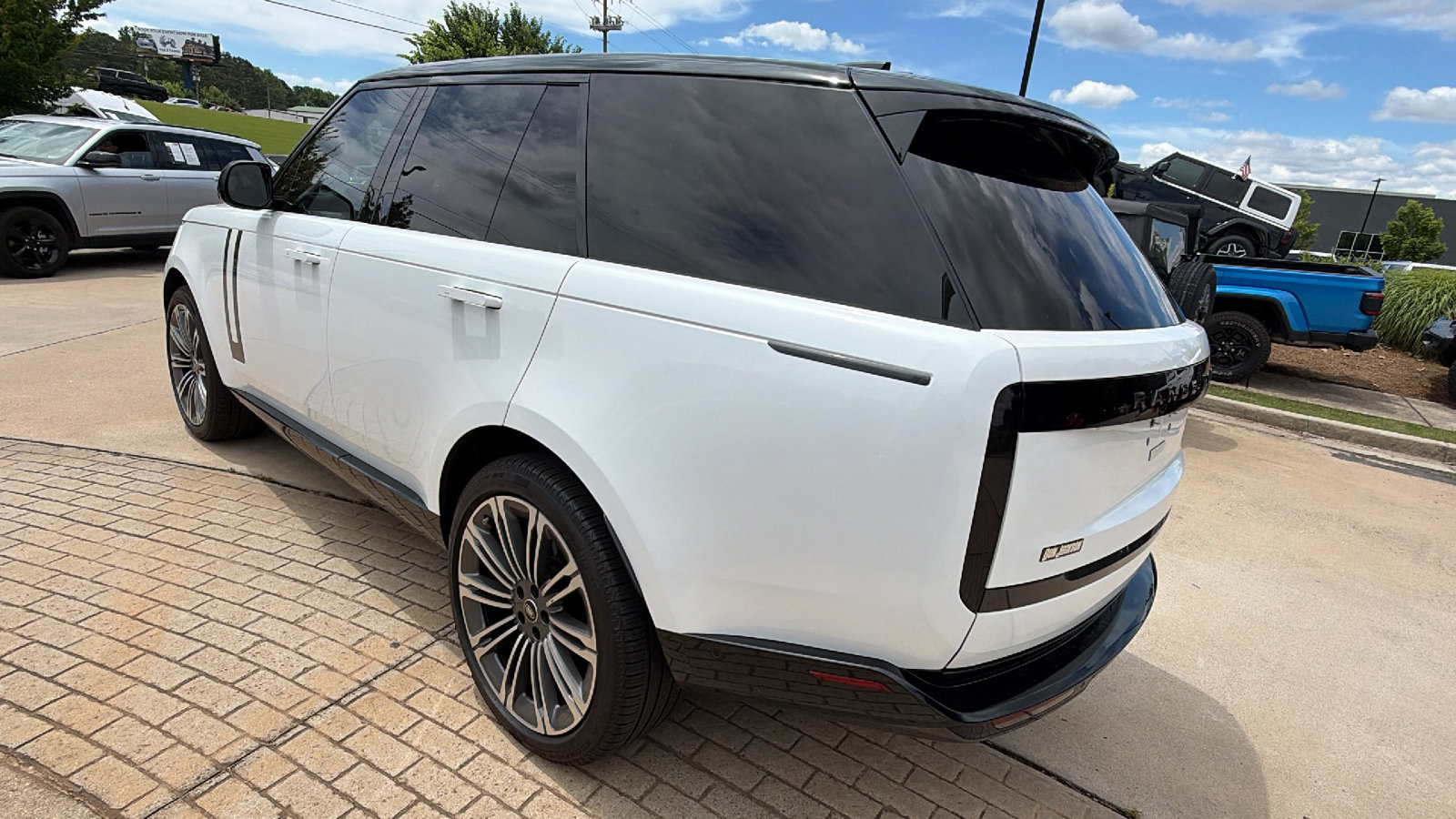 Used 2025 Land Rover Range Rover SE AWD/4WD image 10