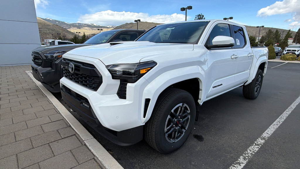 Used 2024 Toyota Tacoma TRD Sport w/ TRD Sport Upgrade Package image 4