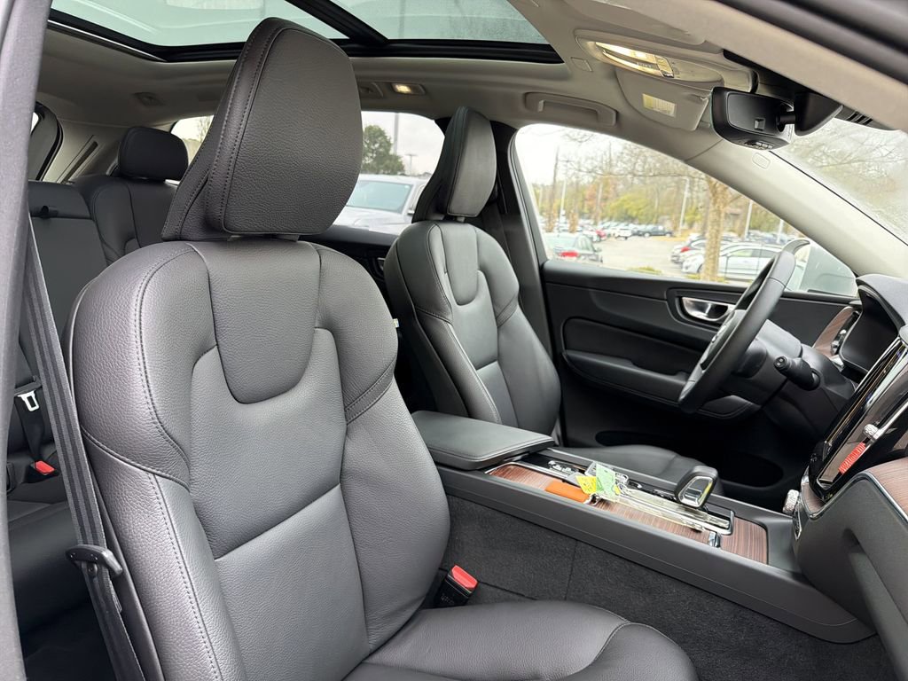 Used 2023 Volvo XC60 T8 Plus image 24