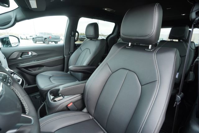 New 2026 Chrysler Pacifica Select FWD image 33