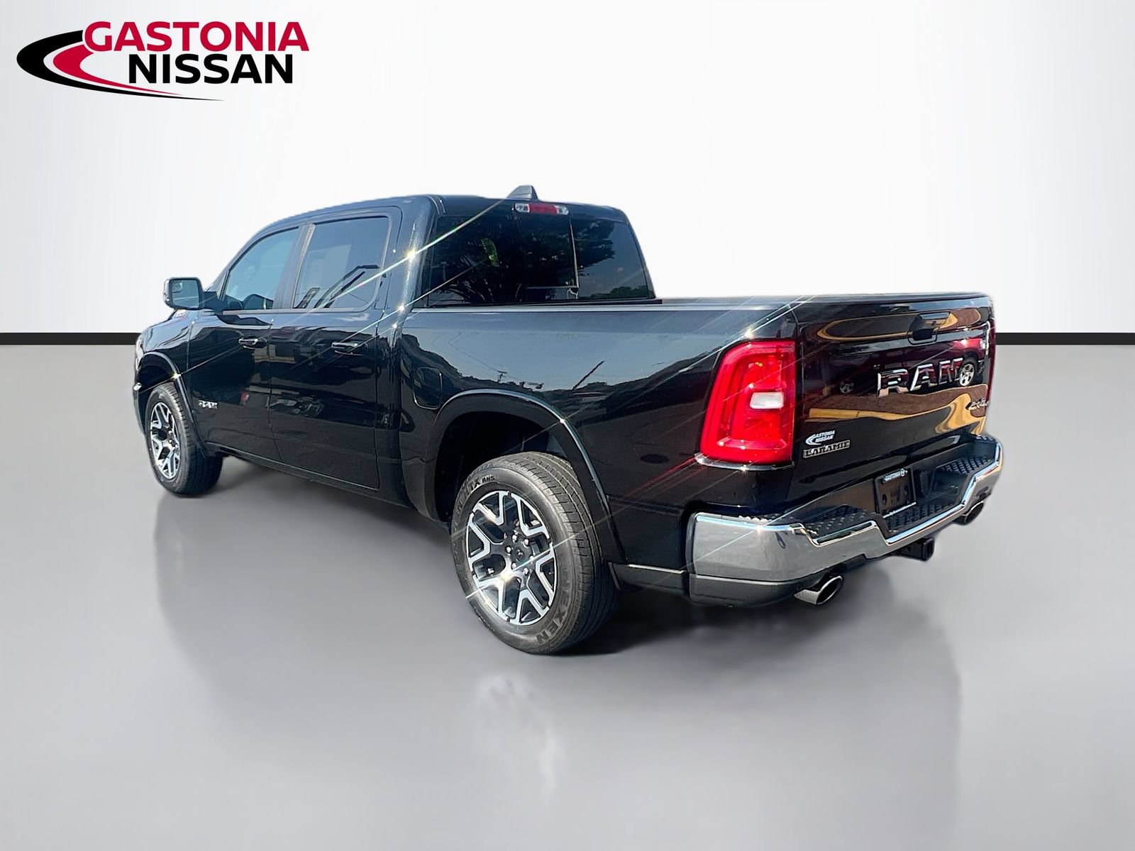 Used 2025 RAM 1500 Laramie AWD/4WD image 6
