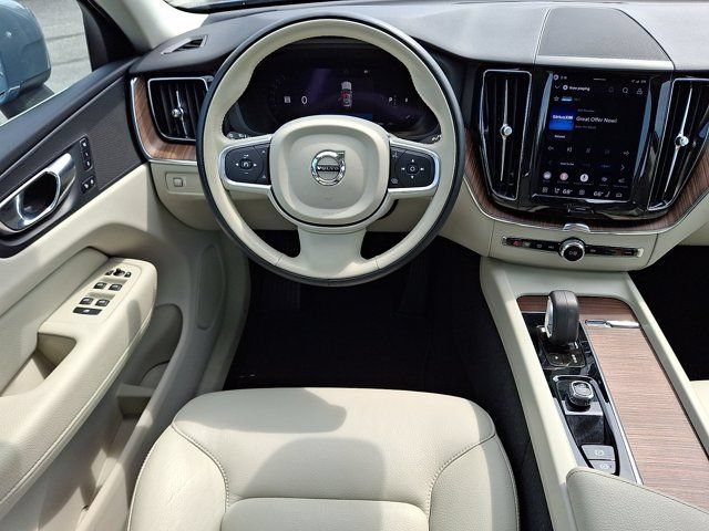 Used 2022 Volvo XC60 B5 Momentum w/ Climate Package AWD/4WD image 14