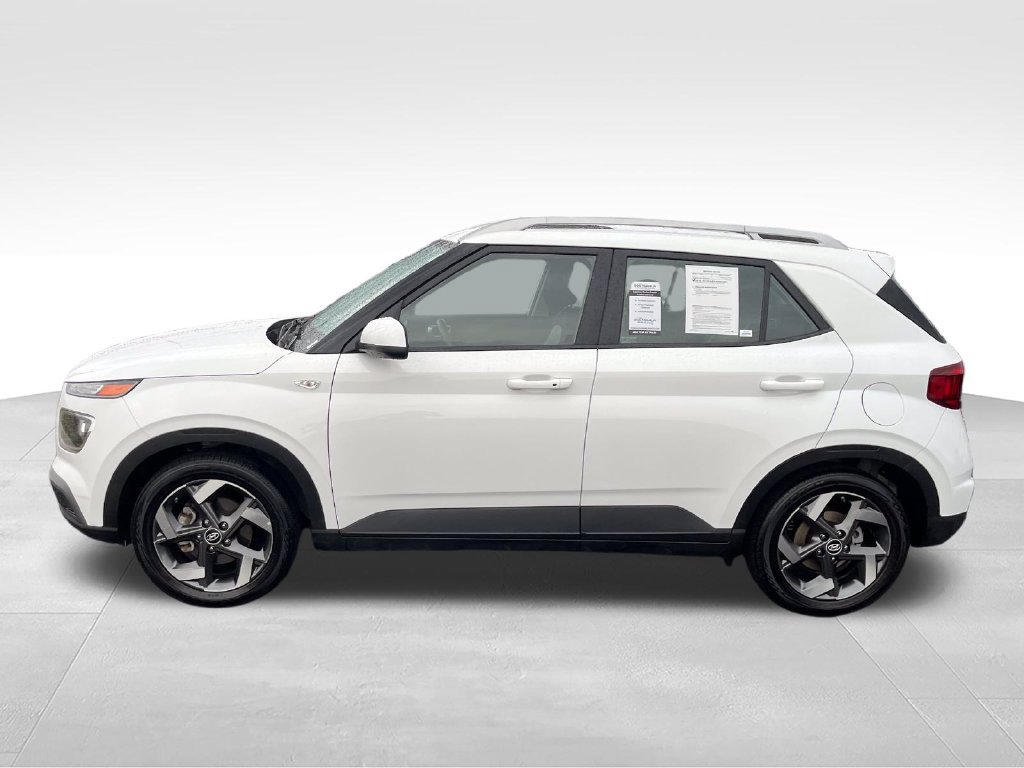 Used 2025 Hyundai Venue SEL FWD image 2