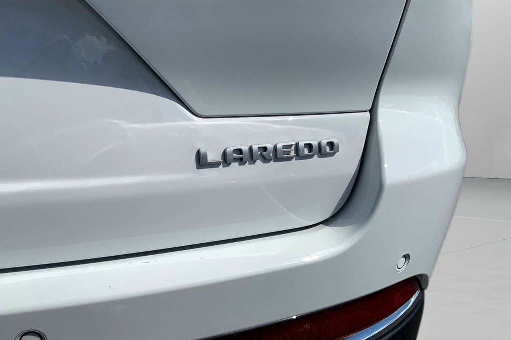 Used 2025 Jeep Grand Cherokee Laredo X image 11