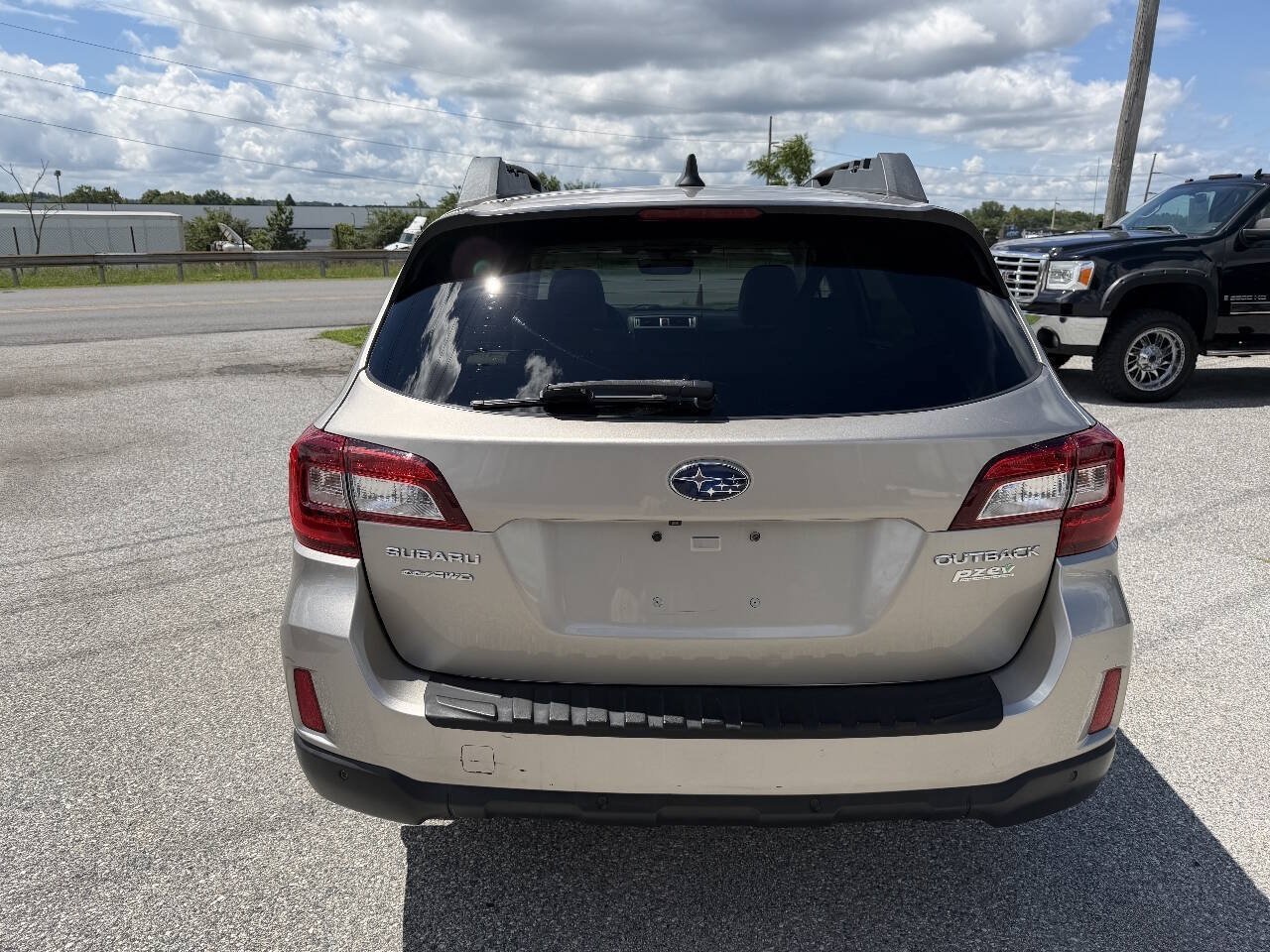 Used 2017 Subaru Outback 2.5i Limited AWD/4WD image 6