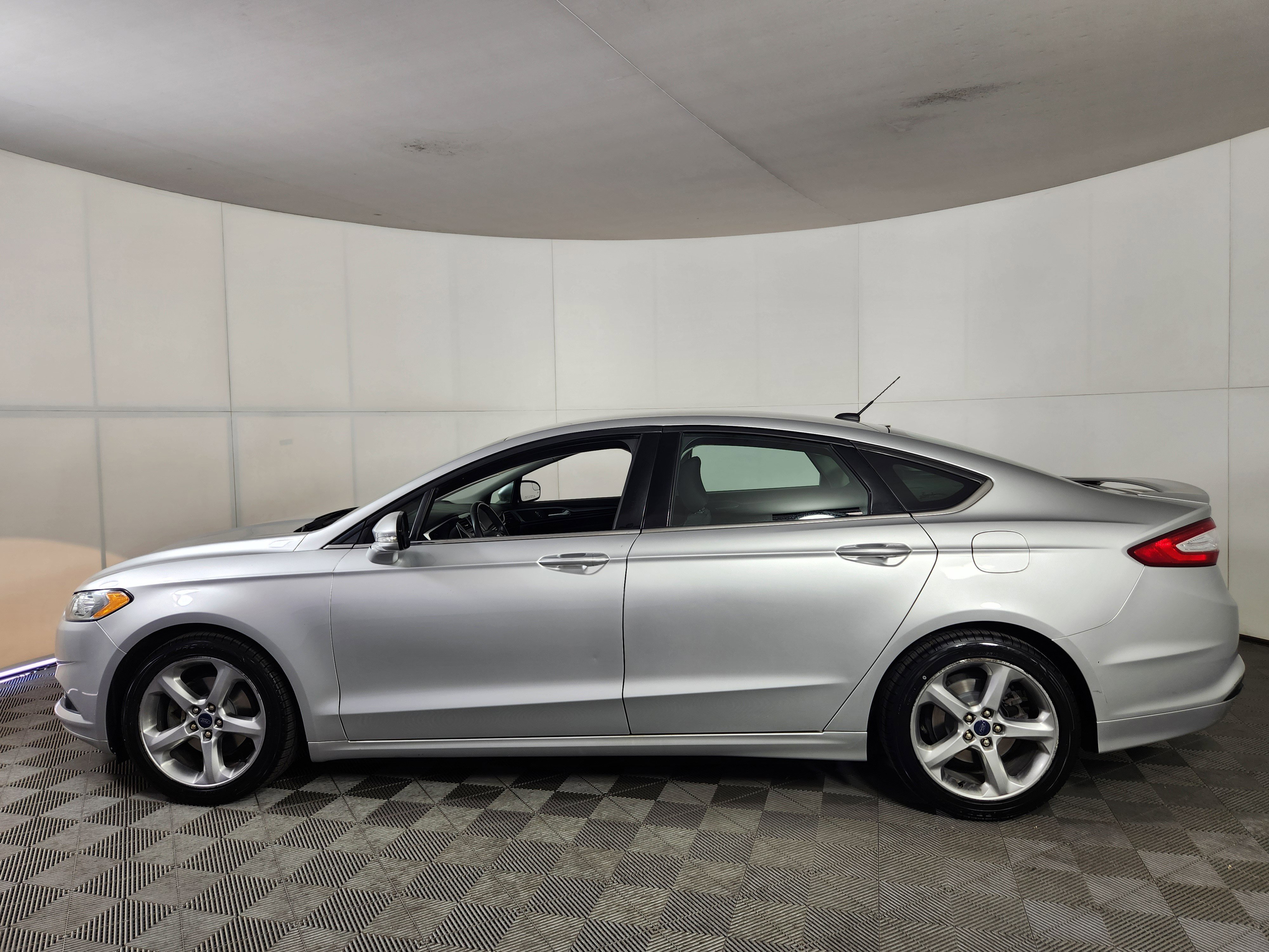 Used 2016 Ford Fusion SE w/ Equipment Group 201A FWD image 4