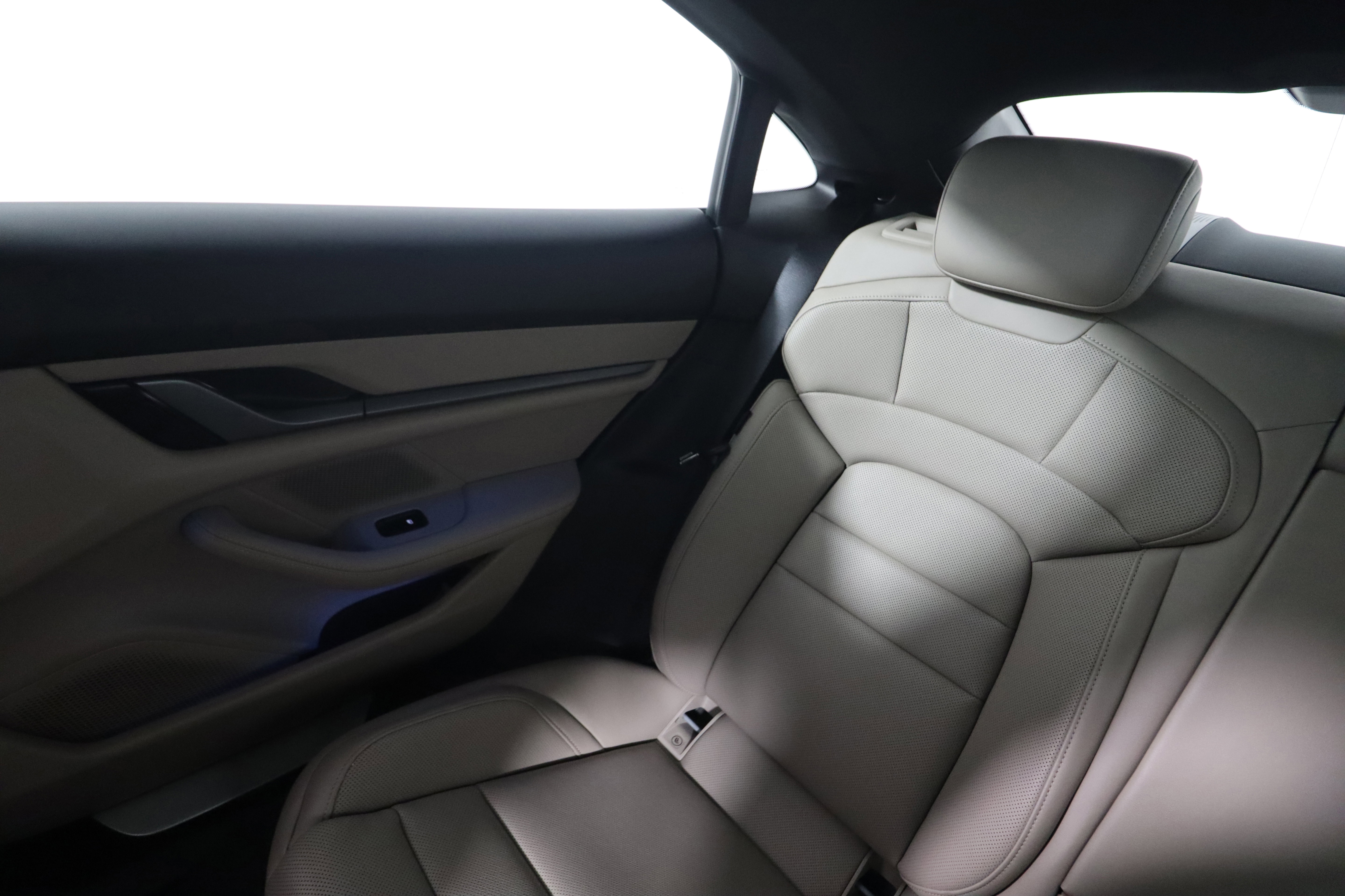 Certified 2025 Porsche Taycan image 15