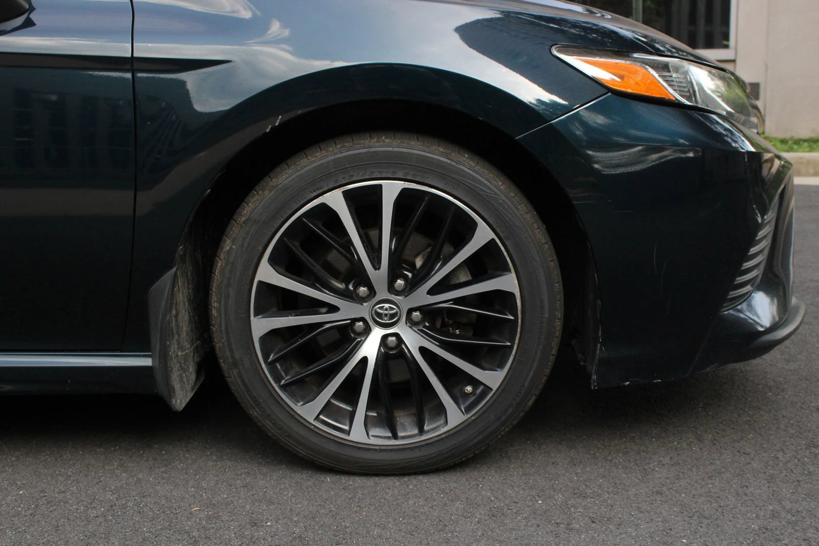 Used 2019 Toyota Camry SE FWD image 4