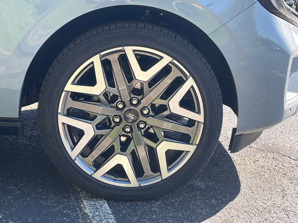 Used 2025 Ford Expedition Platinum w/ Platinum Ultimate Package AWD/4WD image 10