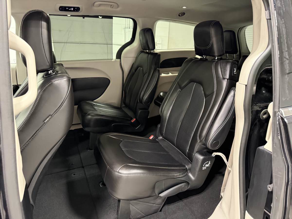 Used 2023 Chrysler Pacifica Touring-L image 17