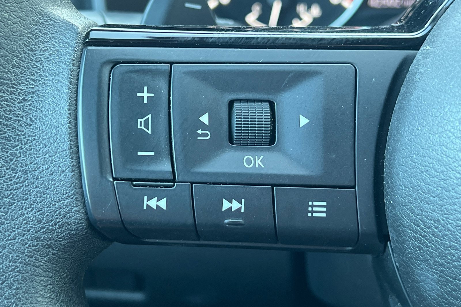 Used 2023 Nissan Rogue SV image 31