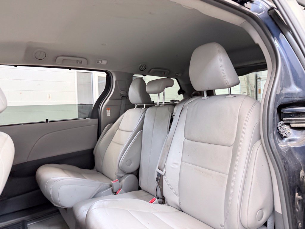 Used 2018 Toyota Sienna XLE w/ XLE Navigation Package FWD image 19