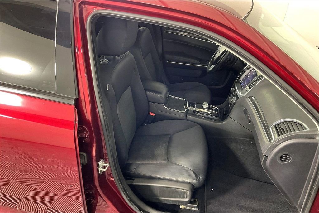 Used 2019 Chrysler 300 Touring w/ Sport Appearance Package image 10