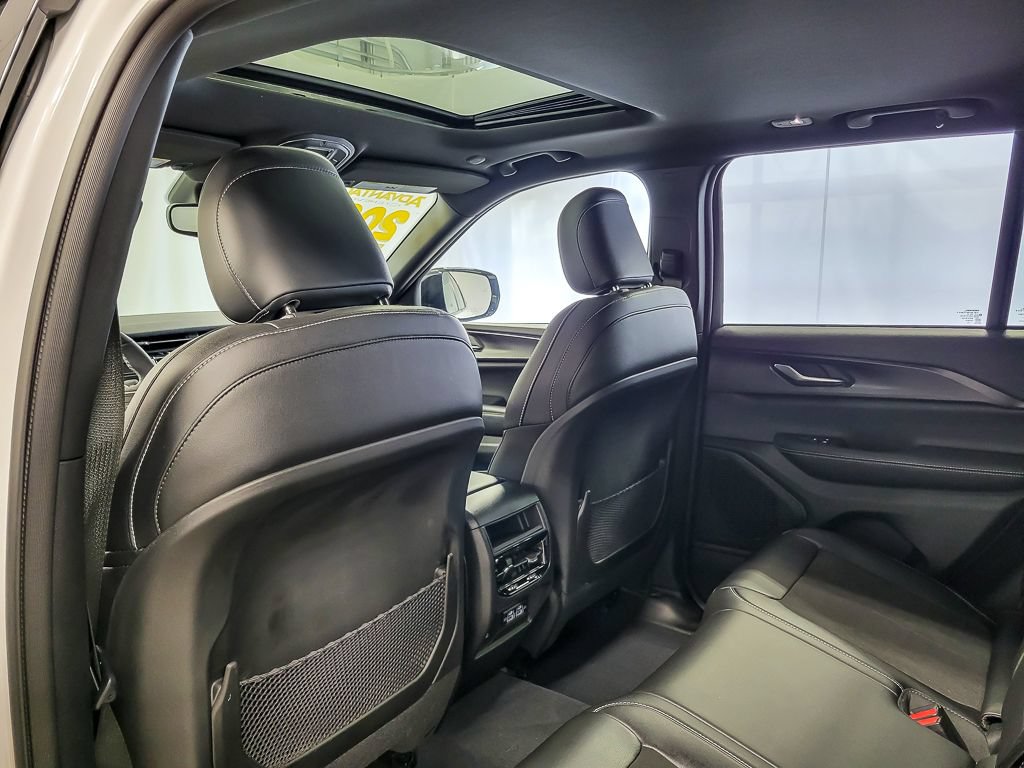 Used 2023 Jeep Grand Cherokee Altitude AWD/4WD image 13