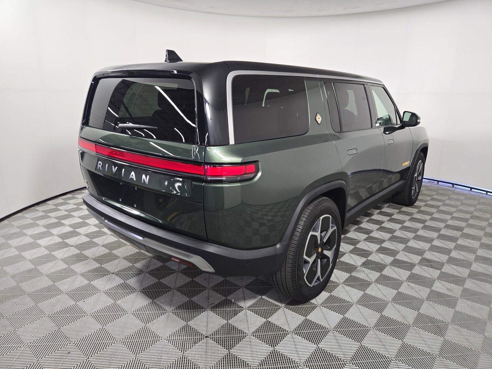 Used 2024 Rivian R1S Adventure AWD/4WD image 5
