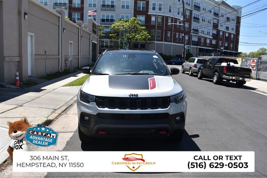 Used 2025 Jeep Compass Trailhawk AWD/4WD image 2