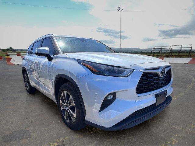 Used 2023 Toyota Highlander XLE FWD image 2