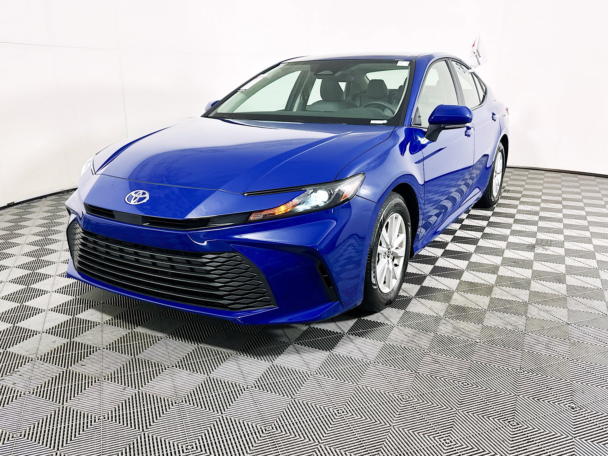 Used 2025 Toyota Camry LE image 7