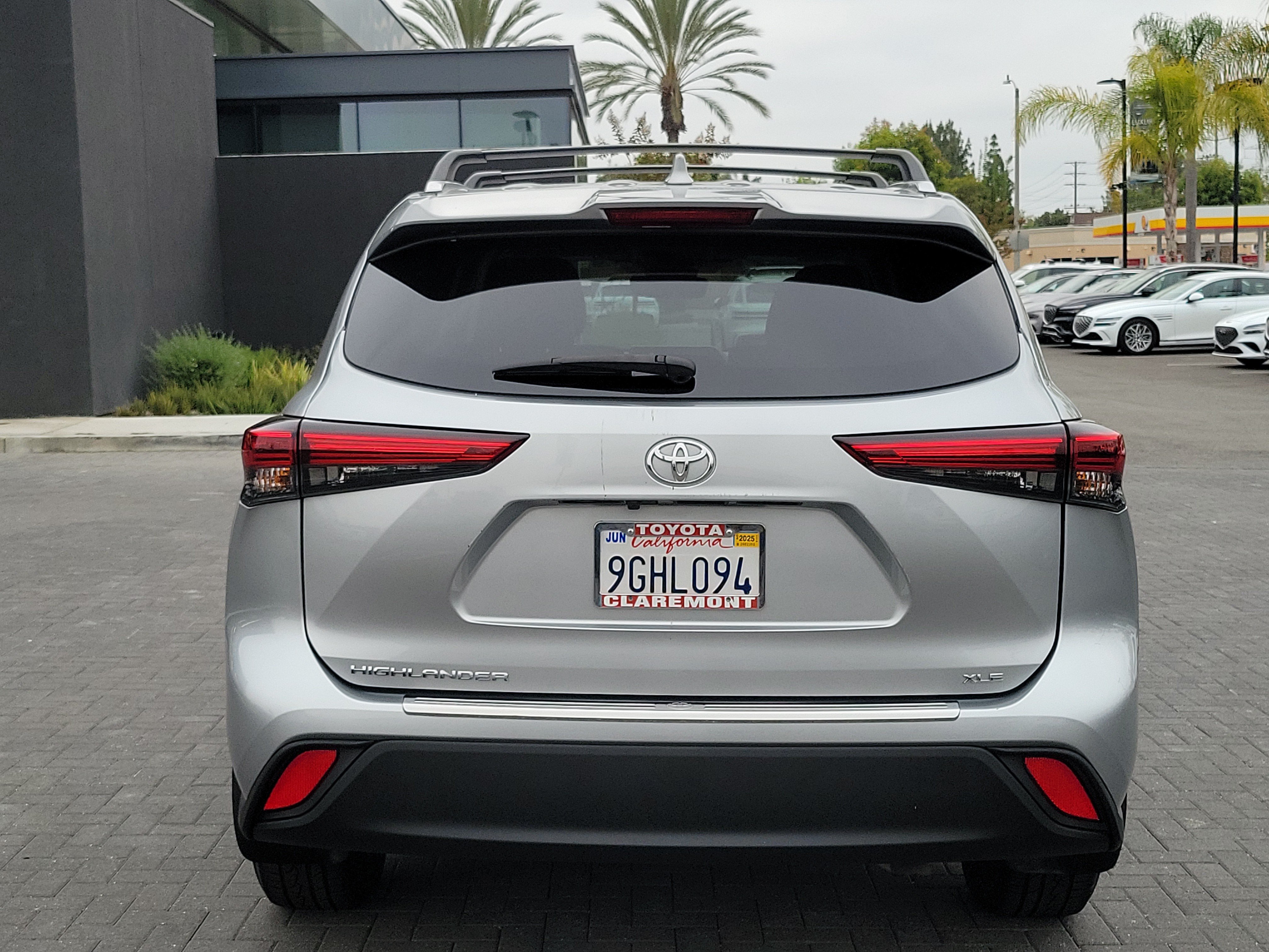 Used 2023 Toyota Highlander XLE FWD image 5