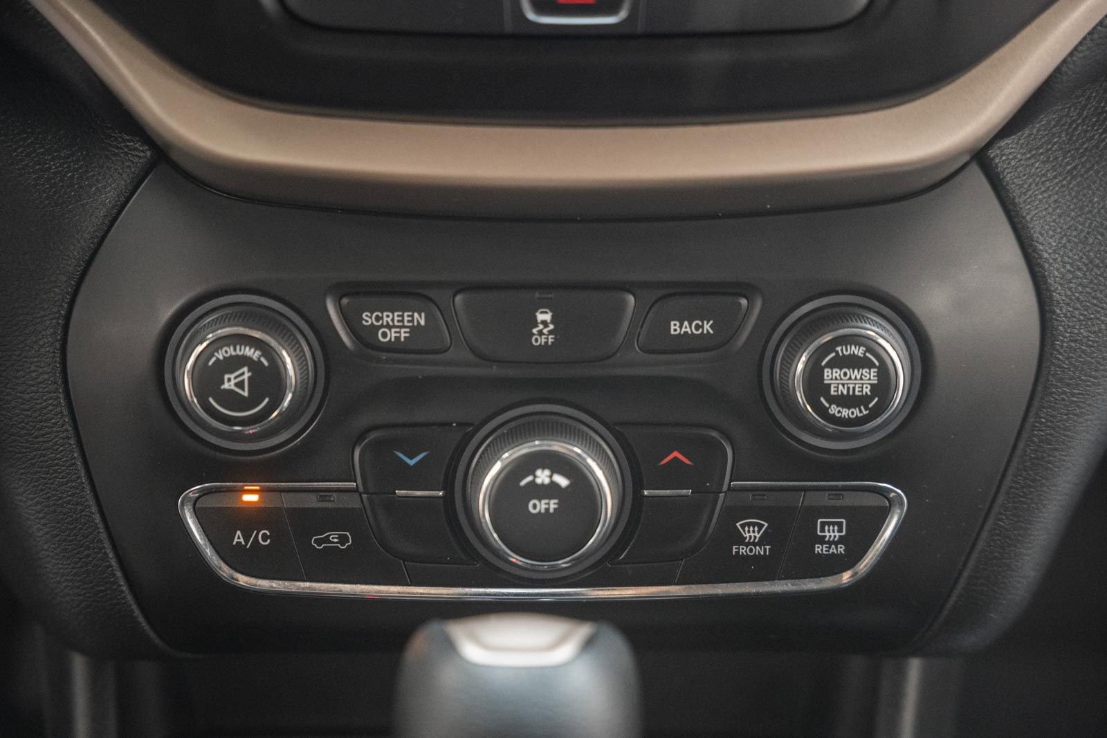 Used 2016 Jeep Cherokee Latitude w/ Cold Weather Group AWD/4WD image 22