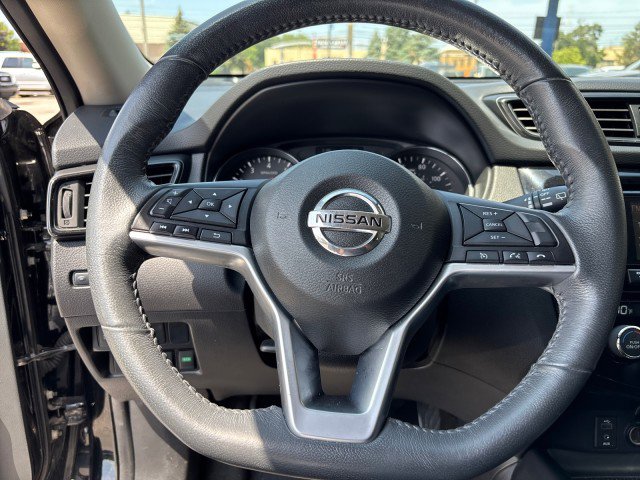 Used 2017 Nissan Rogue SV w/ Midnight Edition image 11