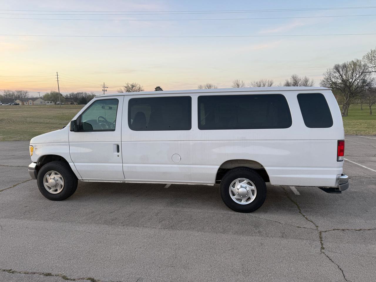 Used 2001 Ford E-350 and Econoline 350 Club Wagon image 3
