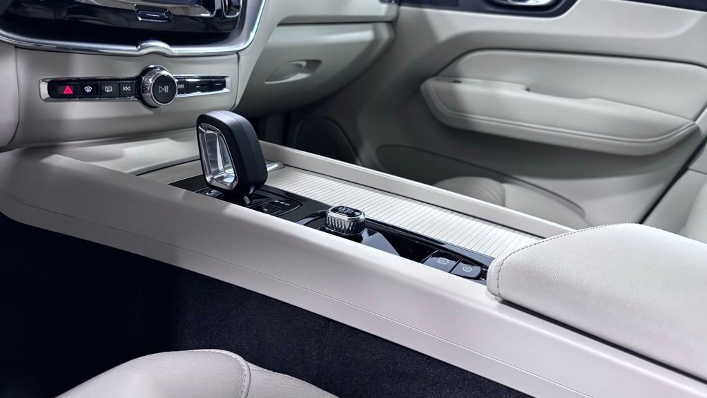 Certified 2024 Volvo XC60 B5 Core w/ Protection Package Premier AWD/4WD image 15