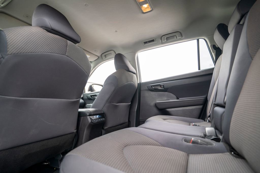 Used 2023 Toyota Highlander L image 29