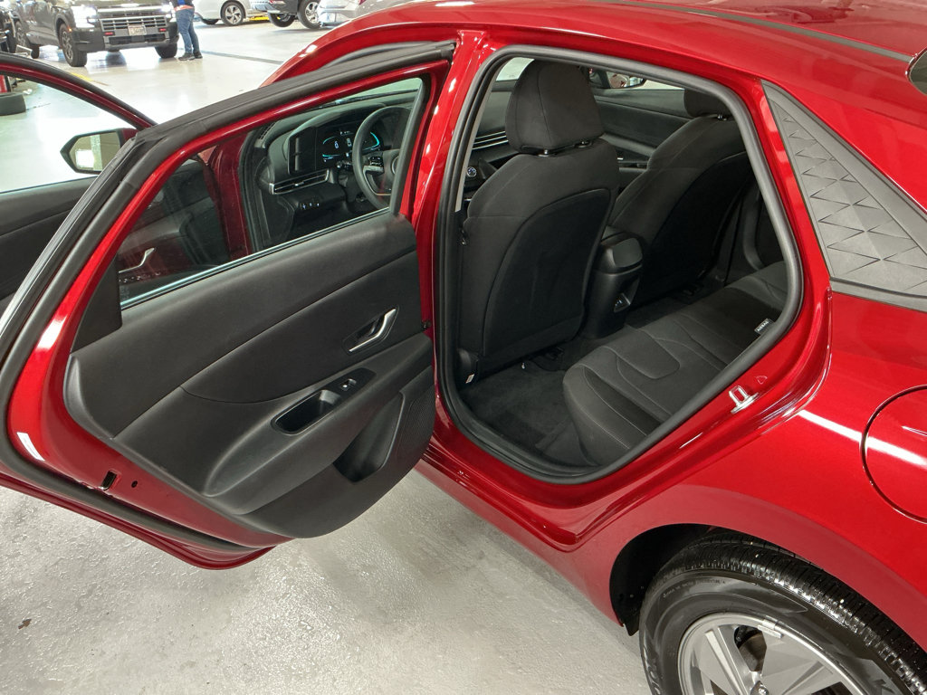 Certified 2025 Hyundai Elantra SE FWD image 10