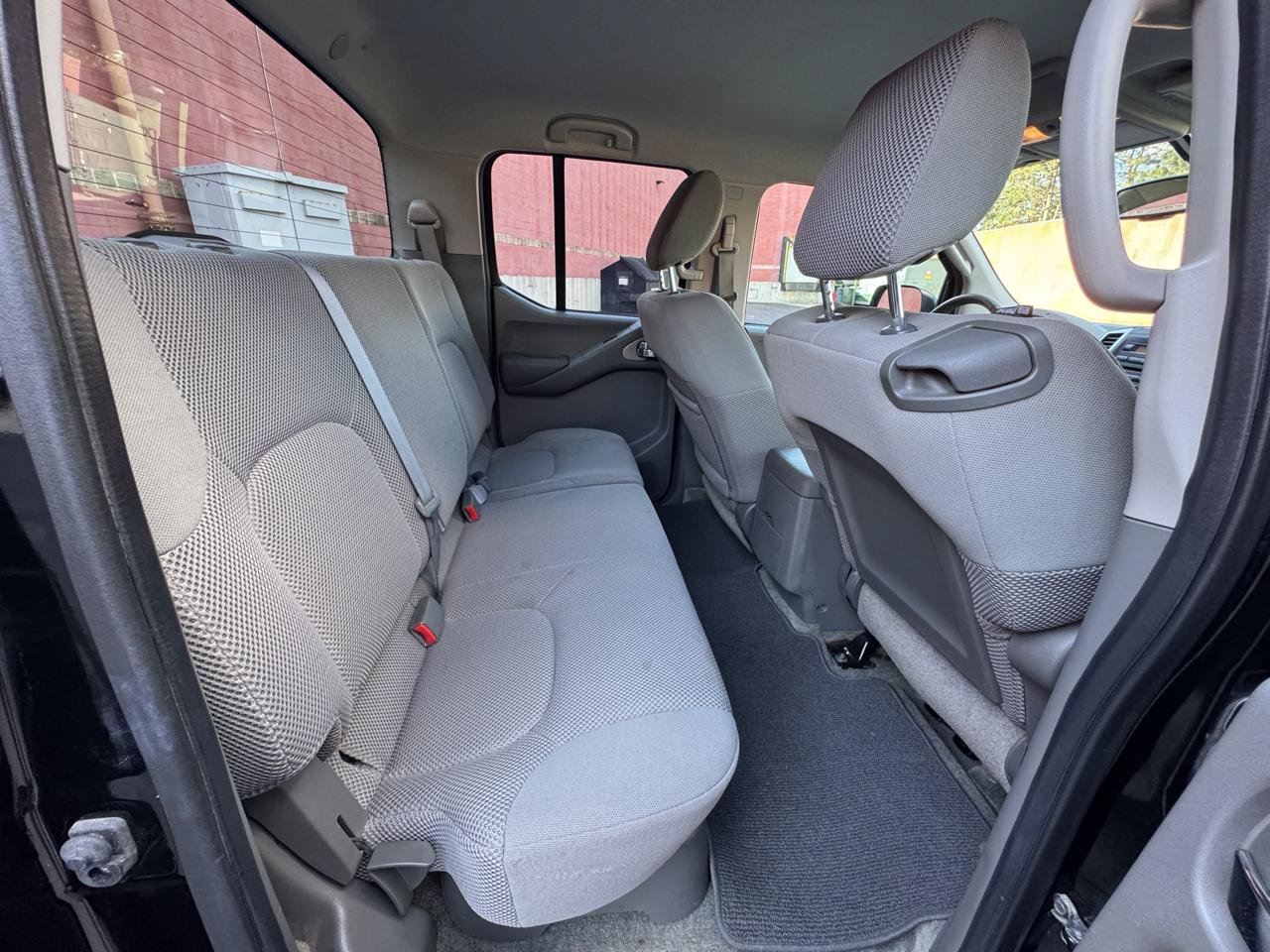 Used 2011 Nissan Frontier SV w/ SV Premium Utility Pkg AWD/4WD image 11