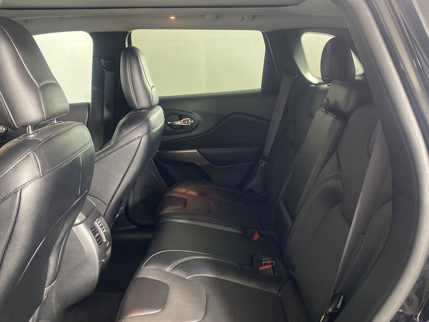 Used 2022 Jeep Cherokee Limited AWD/4WD image 24