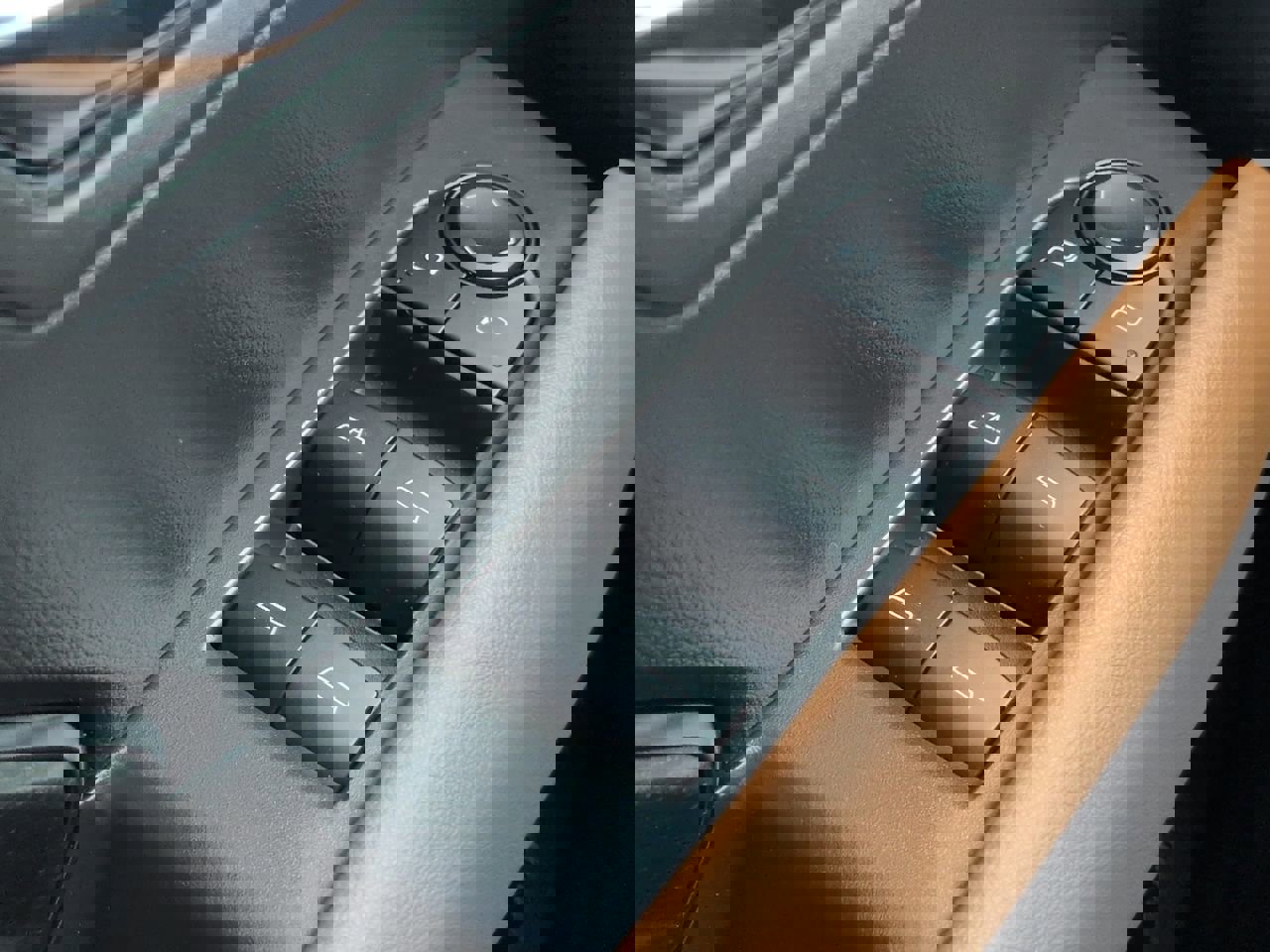 Certified 2025 GMC Canyon AT4 w/ AT4 Premium Package image 31