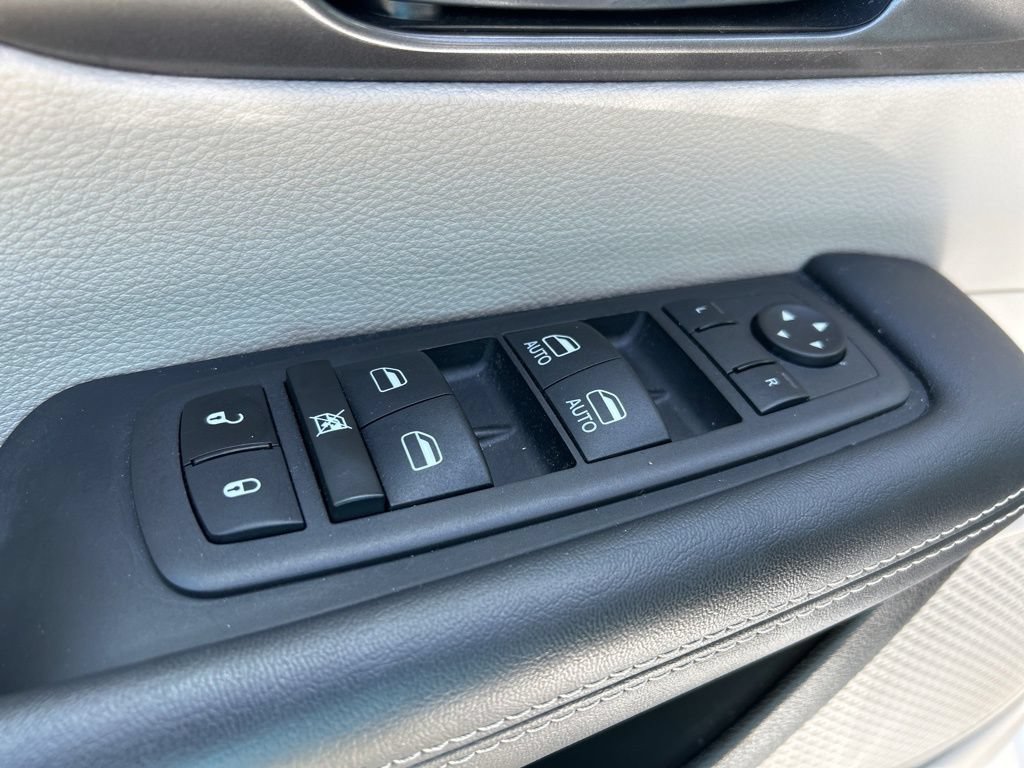 Used 2024 Chrysler Pacifica Limited FWD image 19