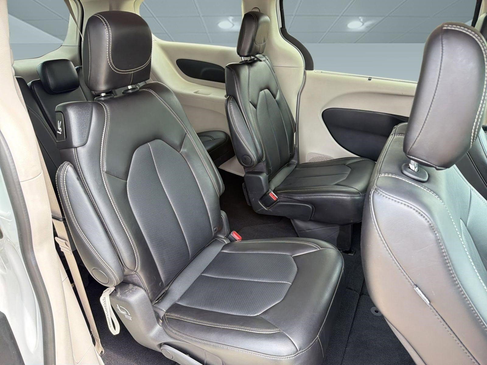 Used 2024 Chrysler Pacifica Touring-L image 28
