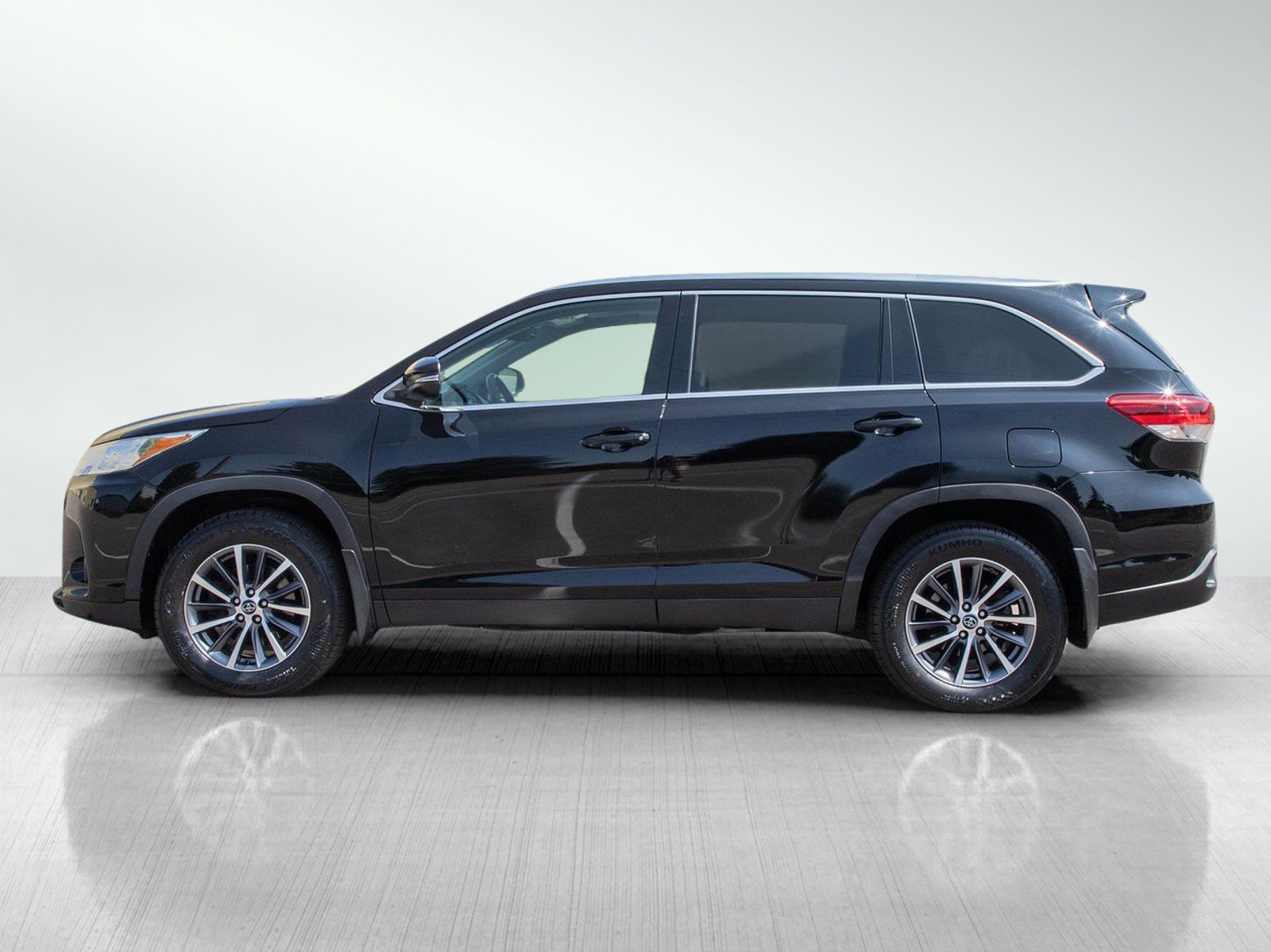 Used 2019 Toyota Highlander XLE AWD/4WD image 2
