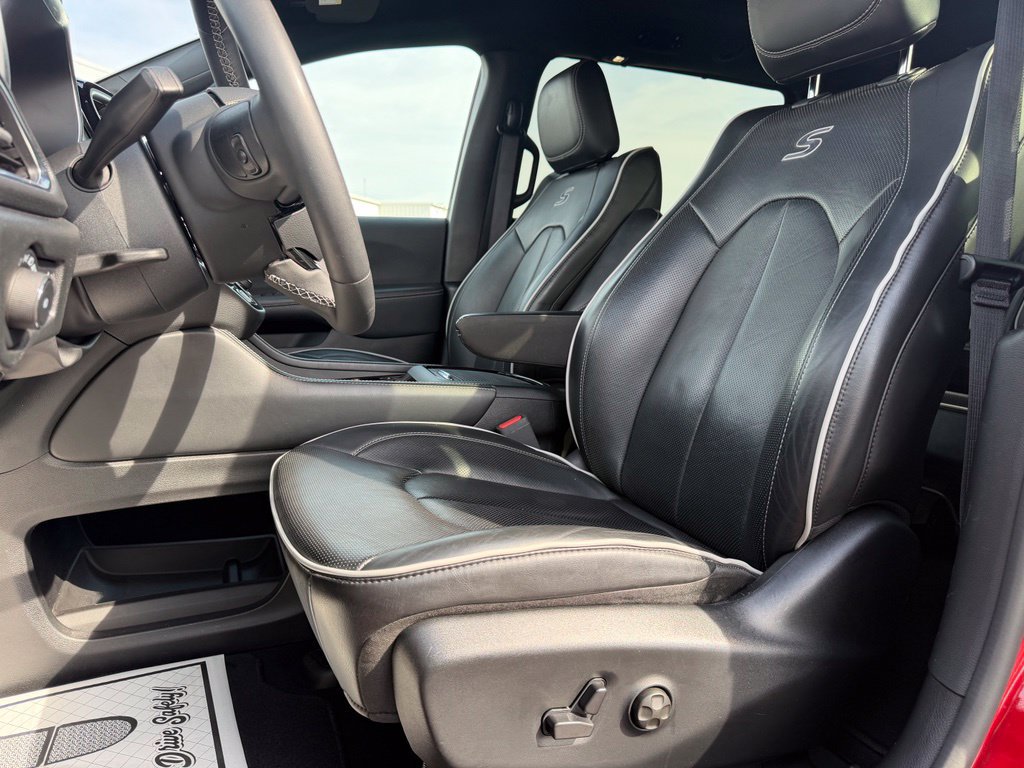 Used 2025 Chrysler Pacifica Limited FWD image 9