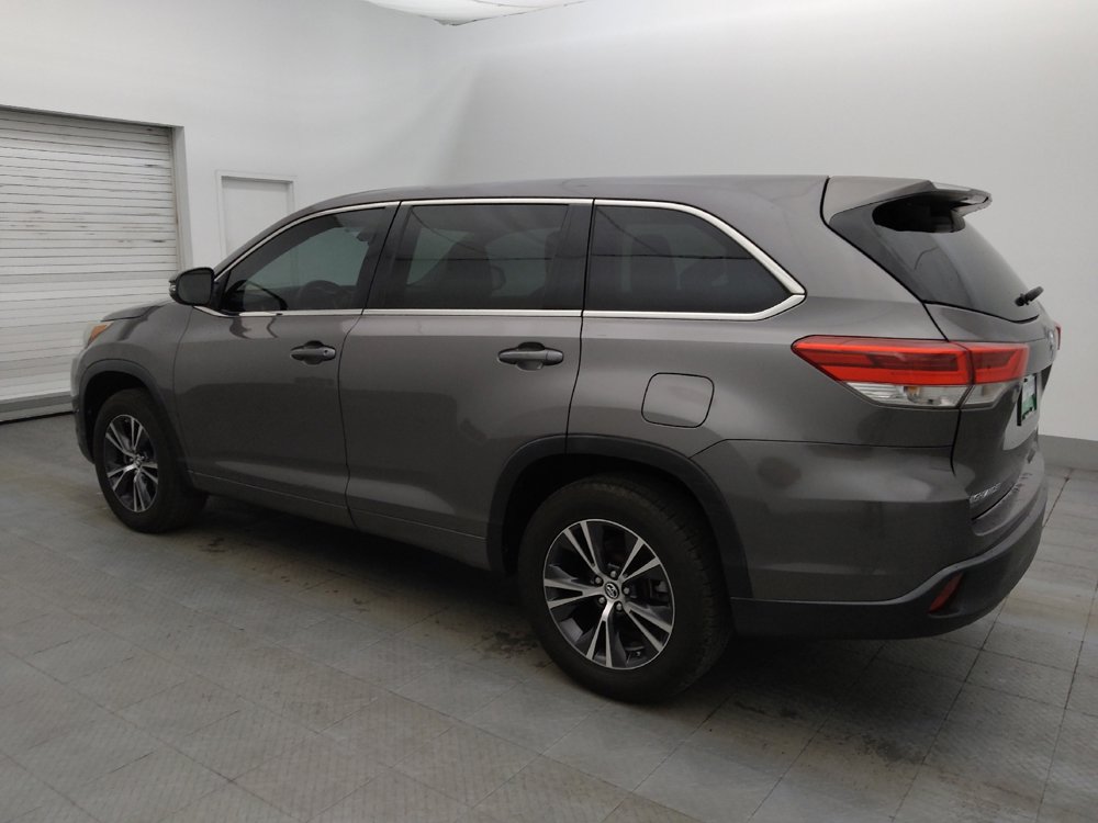 Used 2017 Toyota Highlander LE image 3