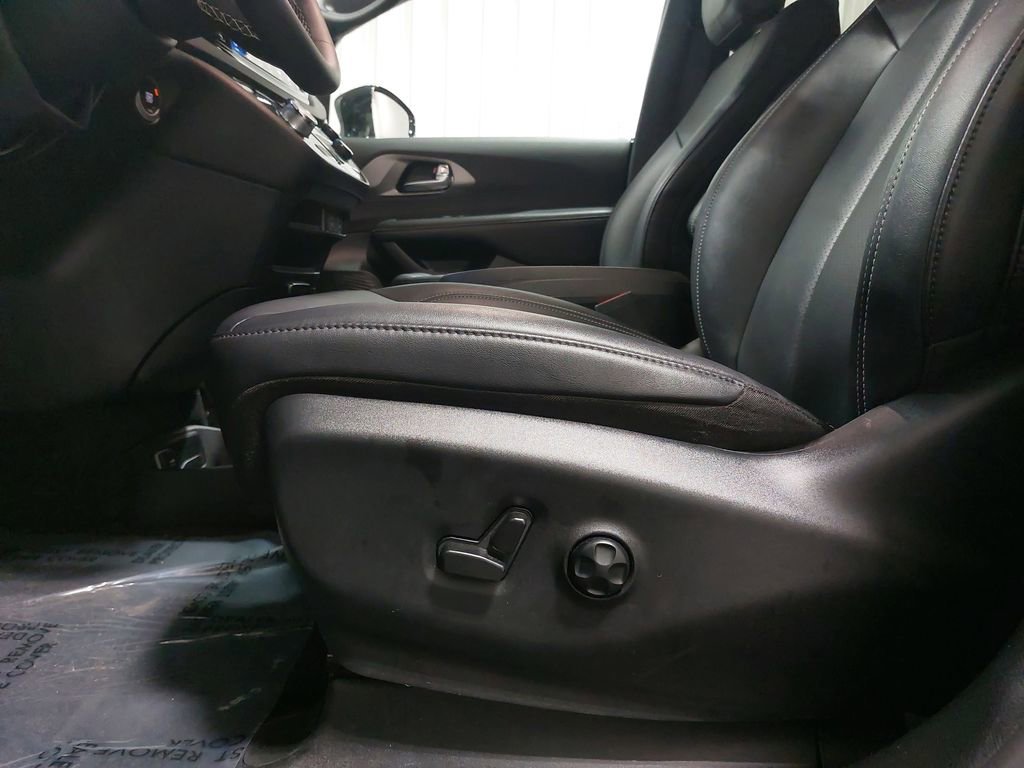 Used 2025 Chrysler Pacifica Select image 31