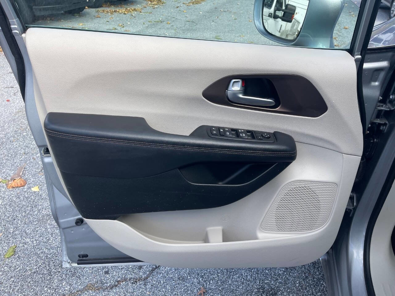 Used 2018 Chrysler Pacifica Touring-L image 22