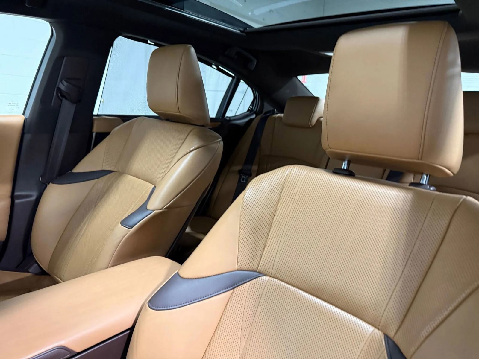 Used 2019 Lexus ES 350 Ultra Luxury w/ Accessory Package image 18