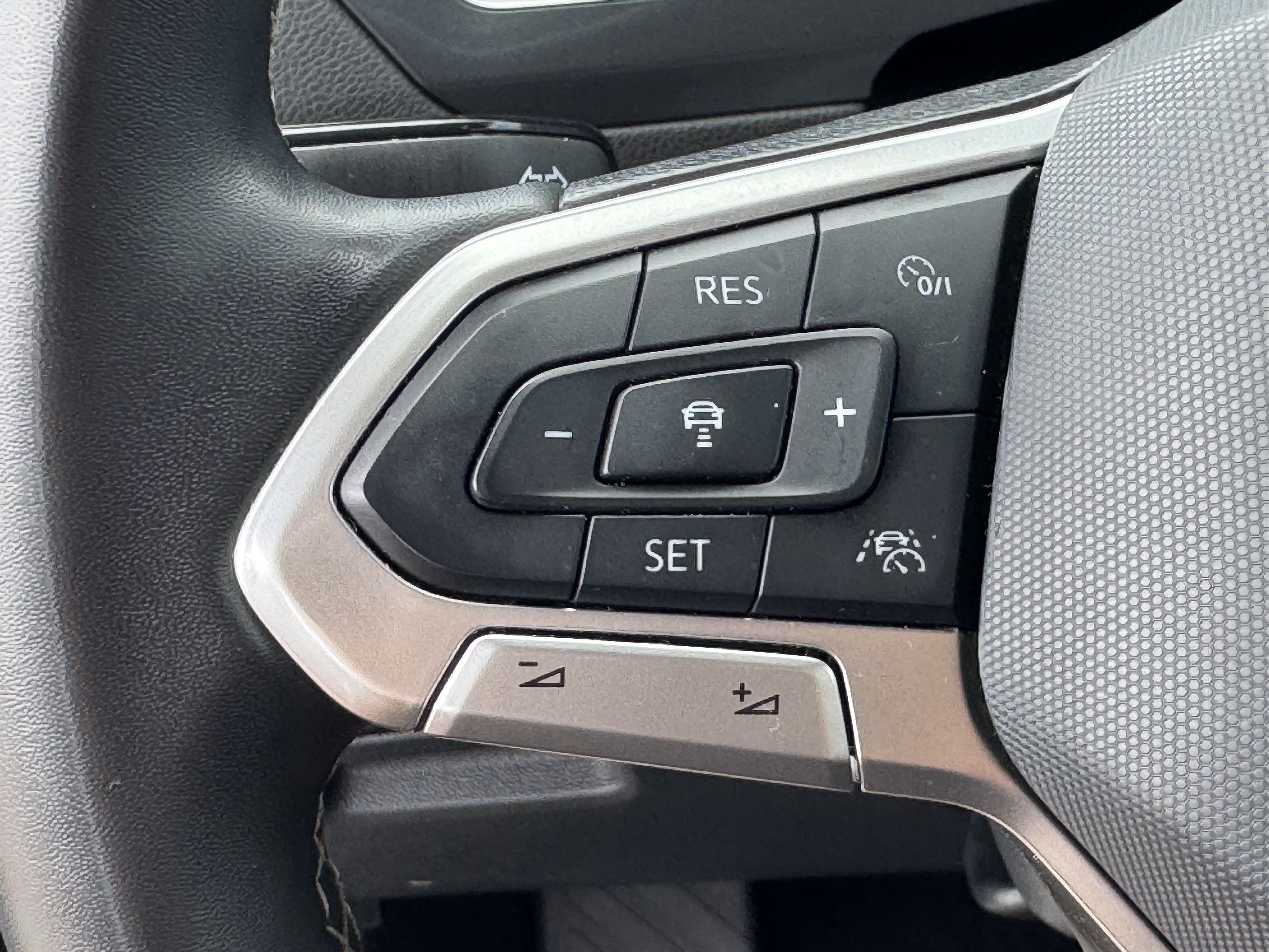 Used 2024 Volkswagen Tiguan SE FWD image 24