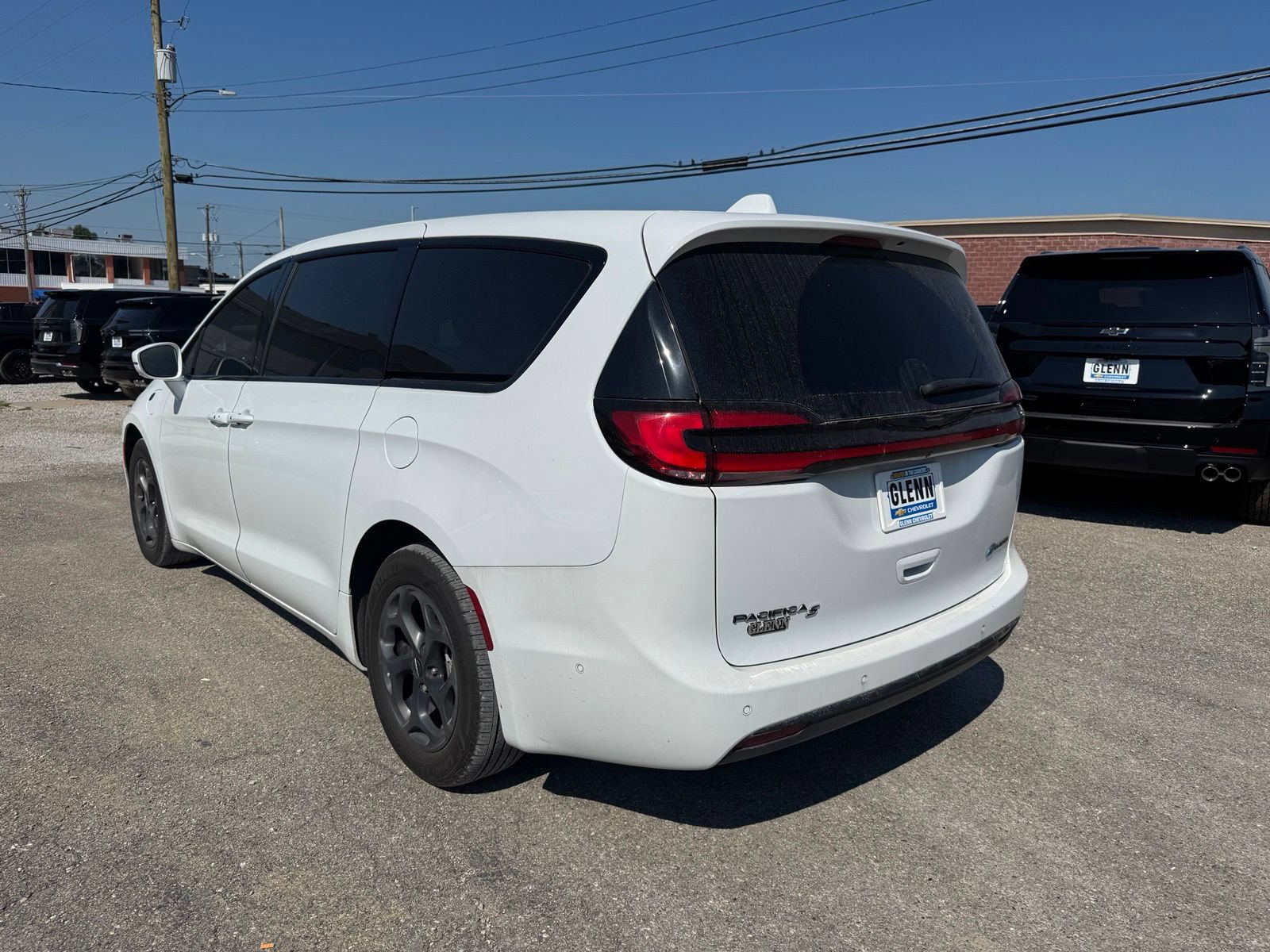 Used 2022 Chrysler Pacifica Limited w/ Uconnect Theater Family Group FWD image 4