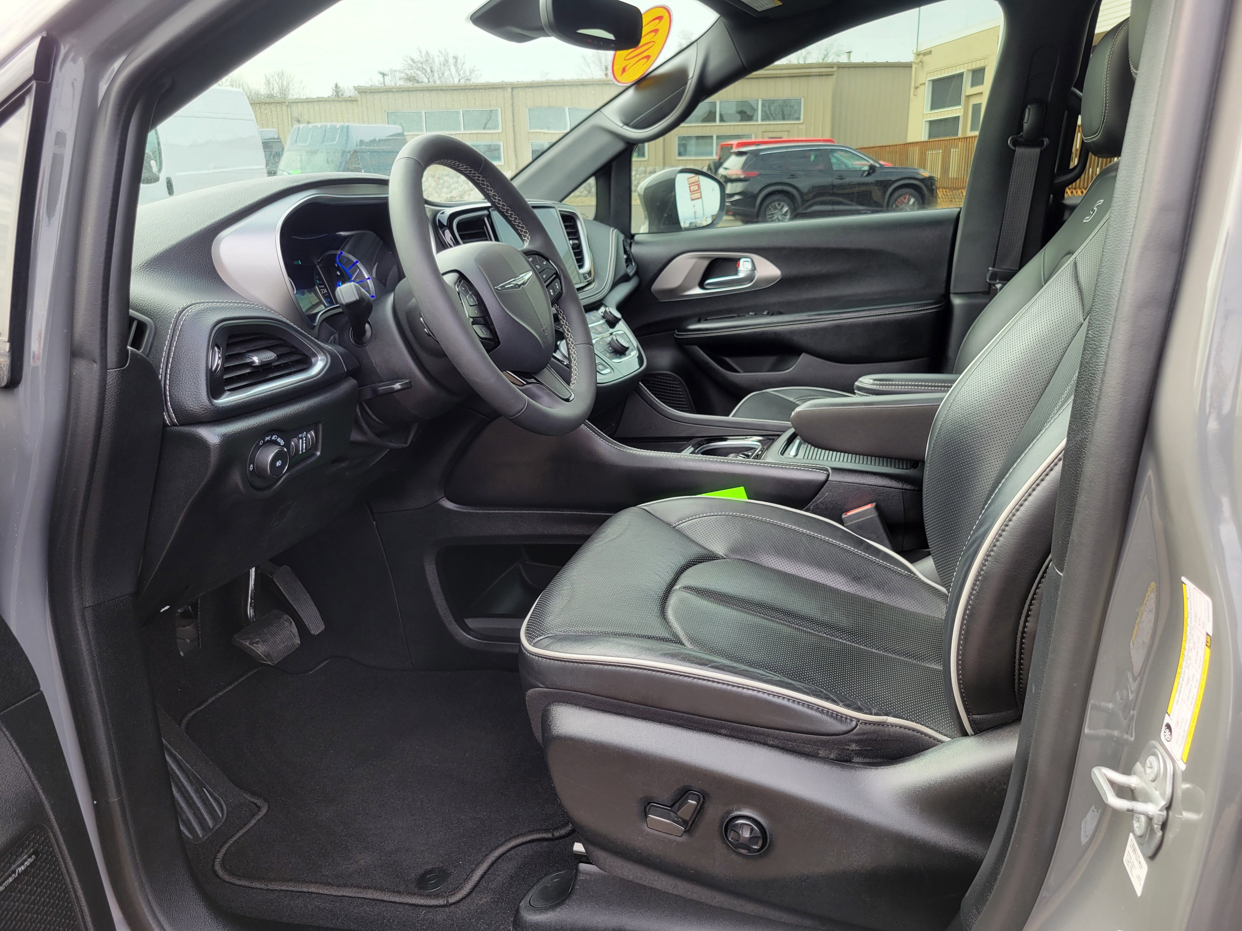 Used 2022 Chrysler Pacifica Limited w/ S Appearance Package image 7