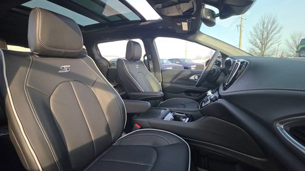 New 2026 Chrysler Pacifica Limited w/ S Appearance Package image 12