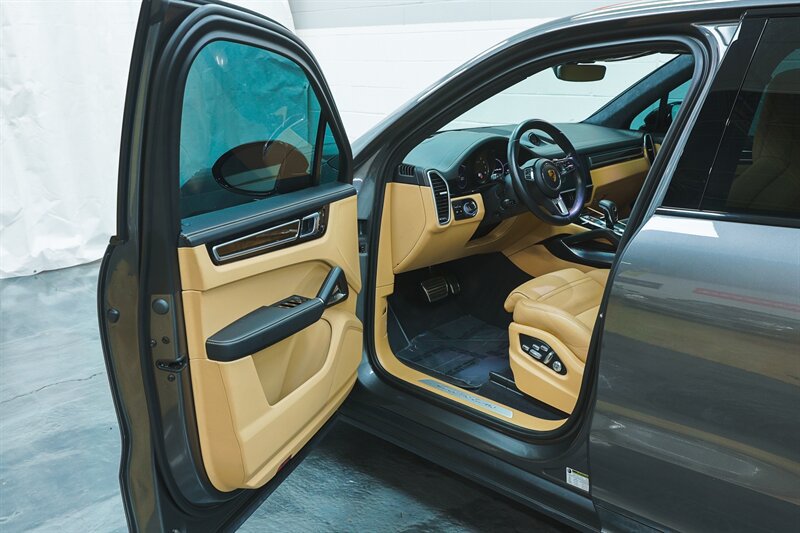 Used 2020 Porsche Cayenne Turbo AWD/4WD image 47
