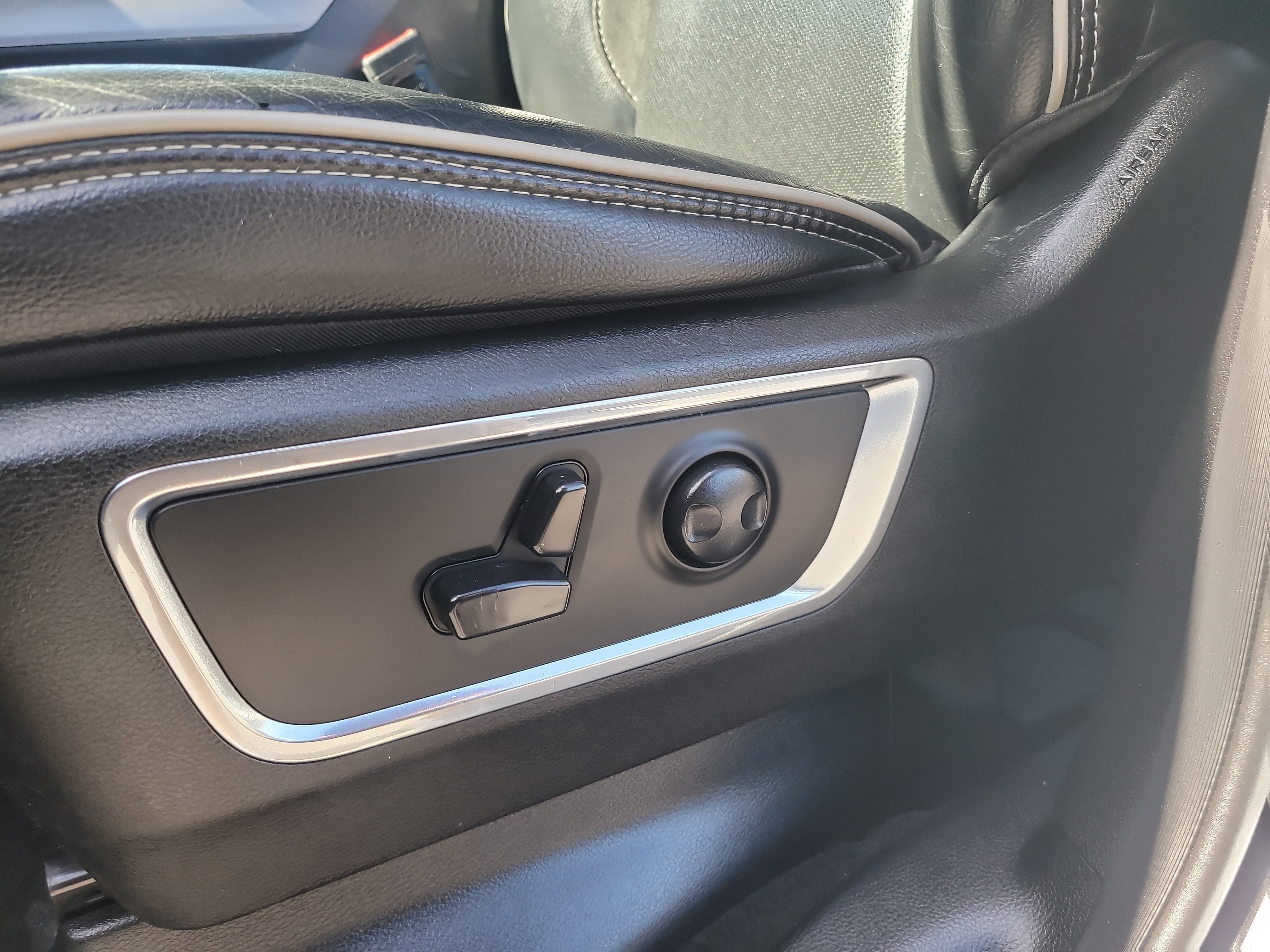 Used 2024 RAM 1500 Laramie AWD/4WD image 18